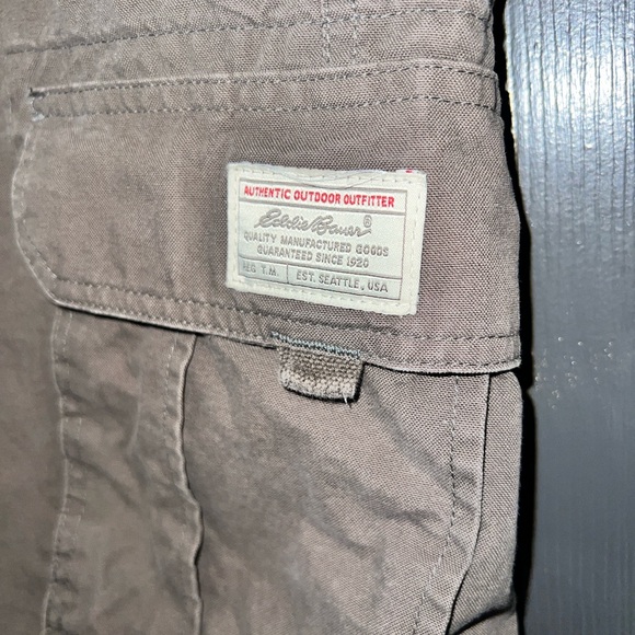 Eddie Bauer Men's Army Green Cargo Shorts - Picture 3 of 6